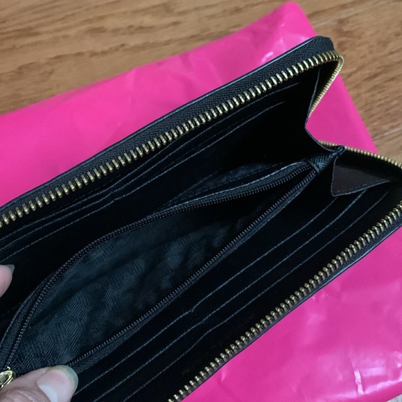 Micheal Kors Black with gold zip around wallet - Picture 3 of 6